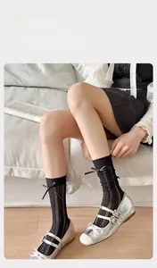 Détails de chaussettes noires en coton à nœuds avec des chaussures Mary Jane argentées