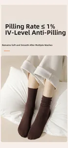 Dunkelbraune Baumwollsocken mit Anti-Pilling-Rippbündchen in detaillierter Nahaufnahme