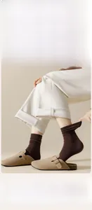 Detailaufnahme dunkelbrauner Baumwollsocken mit 3D-Antirutsch-Bündchen und hoher Elastizität