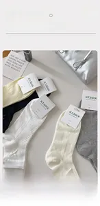 Detail von hochwertigen 40er Baumwollsocken mit süßen Schleifen-Akzenten in neutralen Farben