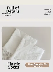 Détail de chaussettes hautes blanches avec bords-côtes élastiques et texture dentelle