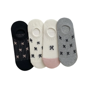Set of 4 pairs women's thin bow-patterned invisible socks with vertical knit stripes