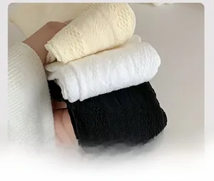 Détail du talon renforcé et texture ajourée ondulée sur chaussettes hautes en coton