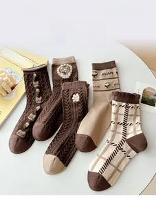 Détails d'un lot de cinq chaussettes vintage marron avec broderie ours et motifs carreaux