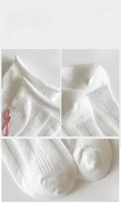 Détails de chaussettes blanches en coton avec nœud brodé, bord élastique et talon