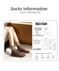 Détail de chaussettes vintage marron avec bordure en dentelle et motifs floraux