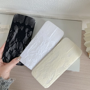 Chaussettes hautes en dentelle avec motifs floraux ajourés en noir blanc et beige
