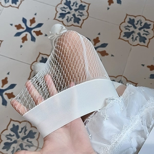 Chaussettes hautes blanches en résille avec large bande élastique et dentelle ajourée