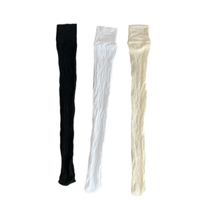 Trois paires de chaussettes hautes en dentelle noire, blanche et beige avec motif ajouré
