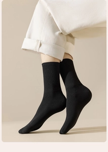 Detailansicht schwarzer Crew-Socken mit vertikalem Rippenstrick-Design und enger Passform