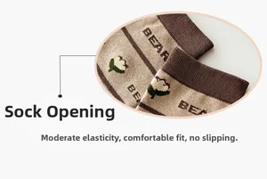 Détail de chaussette en coton marron avec broderie BEAR et revers en tricot élastique
