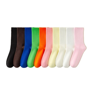Set aus 10 Paar einfarbigen Baumwollsocken in bunten Farben mit Rippstrickbündchen