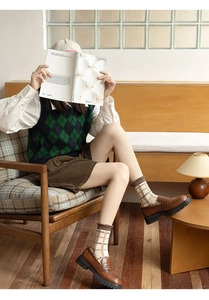 Gros plan de chaussettes à carreaux marron avec mocassins pour un style rétro chic