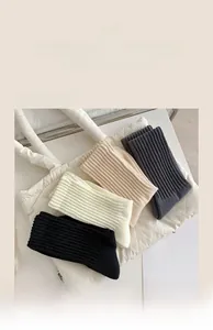 Dettaglio di calze spesse in cotone in quattro colori con classica trama a costine