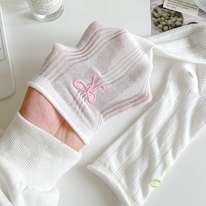 Chaussettes blanches à rayures verticales avec broderie florale et revers élastiques