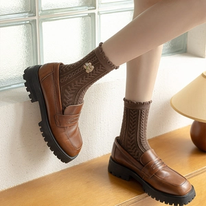 Chaussettes mi-mollet marron vintage tricotées avec broderie ours et bord volanté