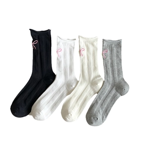 Chaussettes mi-mollet côtelées pour femmes avec nœuds brodés en noir blanc et gris