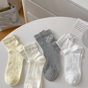 Weiße und pastellfarbene Baumwollsocken für Damen mit Schleifen und Rippenstruktur