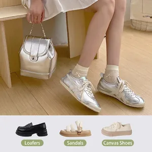 Silberne Metallic-Sneaker mit Streifen und dazu passender silberner Kettentasche