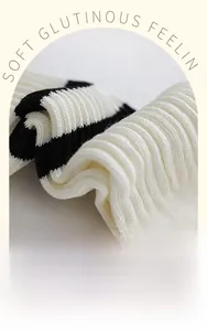Texture détaillée de chaussettes de sport en coton à rayures avec tricot côtelé doux