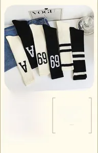 Détail de chaussettes en coton à rayures avec lettres et texture en maille côtelée