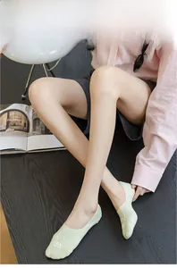 Detail of light green low-cut socks featuring high-twist yarn and cute cat pattern