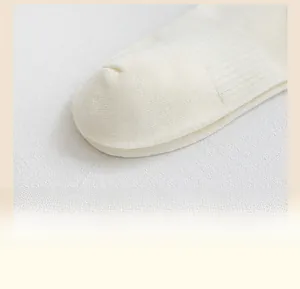 Détail macro de la couture de pointe sur chaussettes blanches en coton pour le confort