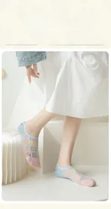 Détail de chaussettes invisibles en mesh bleu clair avec broderie florale 3D respirante