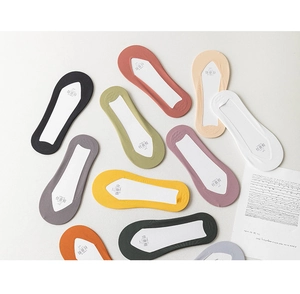 Detailed flat lay of seamless no-show socks in various pastel colors with silicone grip
