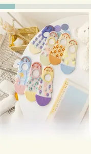 Détail de chaussettes invisibles avec broderie sourire et maille respirante ajourée
