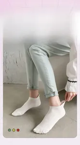 Détail de chaussettes basses blanches avec languettes au talon et maille coton respirante