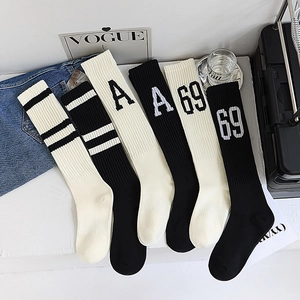 Chaussettes mi-mollet rayées noir et blanc avec maille côtelée et imprimés sport