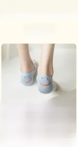 Détail des chaussettes invisibles bleu clair avec talon antidérapant à motif de smiley