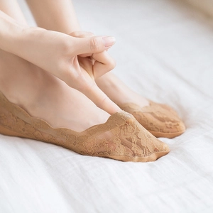 Nude lace invisible boat socks for women with floral pattern and non-slip silicone