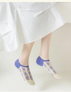 Détail de chaussettes invisibles transparentes avec motifs floraux violets pour l'été