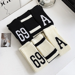 Chaussettes de compression en coton avec rayures noires et blanches et motifs de lettres