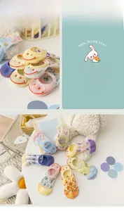 Détail de chaussettes invisibles à fleurs avec mesh respirant pour l'été
