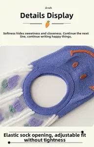 Détail de chaussettes invisibles respirantes avec fleurs mauves et bord élastique