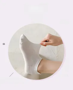 Détail du tissu en maille blanche respirante et de la haute élasticité des socquettes d'été