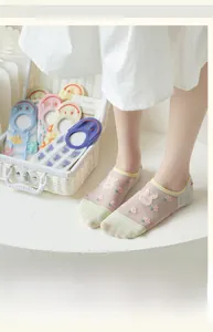 Détail de chaussettes invisibles en maille ultra-fine avec motif lapin mignon en pastel