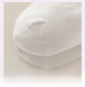 Détail des coutures matelassées fines et de la finition manuelle des chaussettes