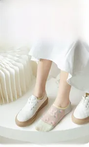 Détail de la broderie florale sur chaussettes invisibles avec motif lapin mignon