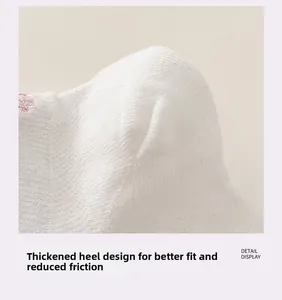 Gros plan du talon renforcé sur des chaussettes en coton pour un maintien doux