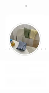 Dettaglio di calze in cotone a coste in oliva, giallo e blu con bordi arrotolati