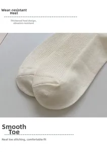Detailansicht der verstärkten Ferse und flachen Zehennaht an weißen Baumwollsocken