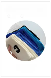 Detail von hochdichten gerippten Baumwollsocken mit Anti-Rutsch-Bund und C-Stickerei
