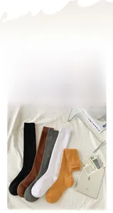 Flachbild von bunten Baumwoll-Wadenstrümpfen im japanischen Stil in Schwarz Weiß und Braun
