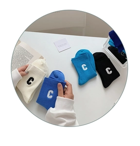 Detailansicht von gerippten Baumwollsocken in vier Farben mit hochwertiger C-Stickerei