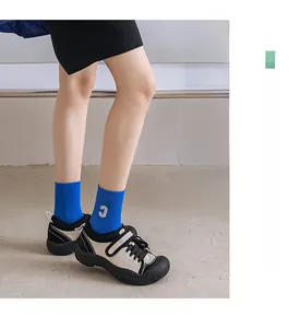 Nahaufnahme blauer gerippter Baumwollsocken mit weißer C-Buchstaben-Stickerei an der Seite