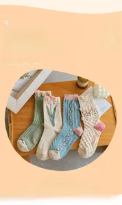 Détails de quatre paires de chaussettes à fleurs avec broderie tulipe sur bois